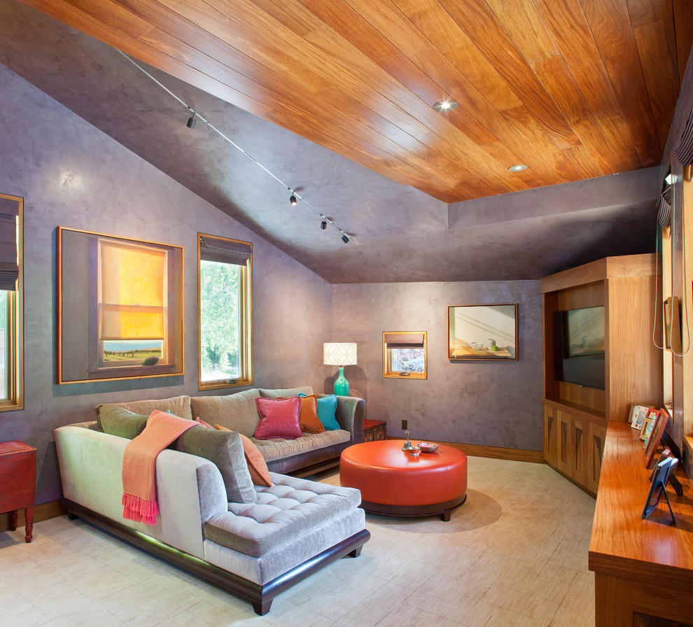 На фото: изолированная гостиная комната в современном стиле с серыми стенами, мультимедийным центром и бежевым полом без камина