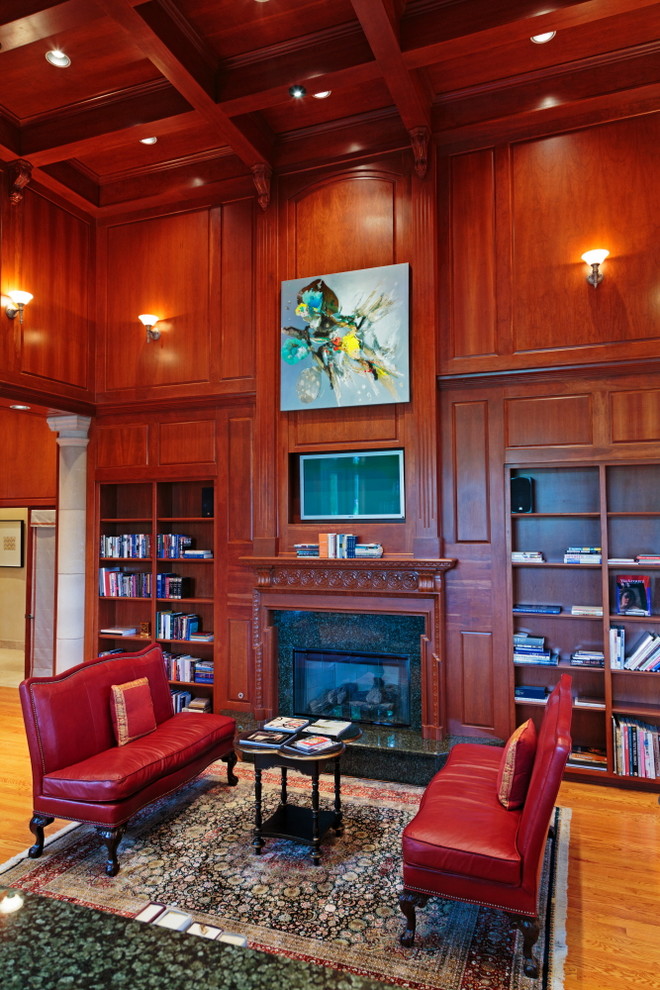 Пример оригинального дизайна: огромная открытая гостиная комната в классическом стиле с с книжными шкафами и полками, паркетным полом среднего тона, стандартным камином, фасадом камина из дерева и мультимедийным центром