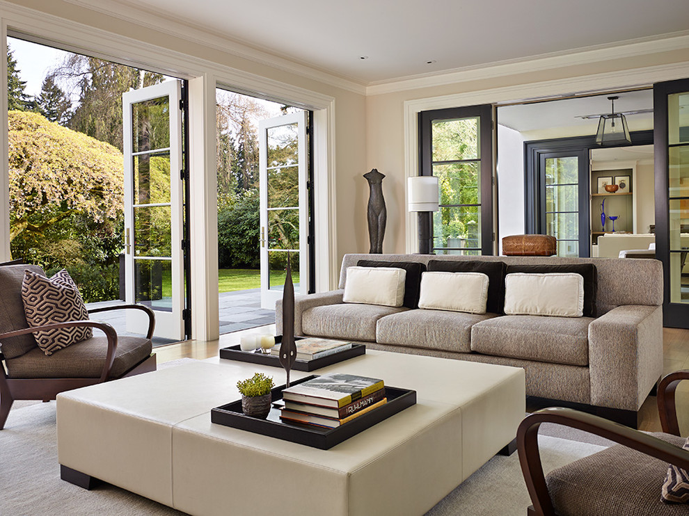 Imagen de sala de estar abierta tradicional renovada de tamaño medio sin televisor con paredes beige y suelo de madera en tonos medios
