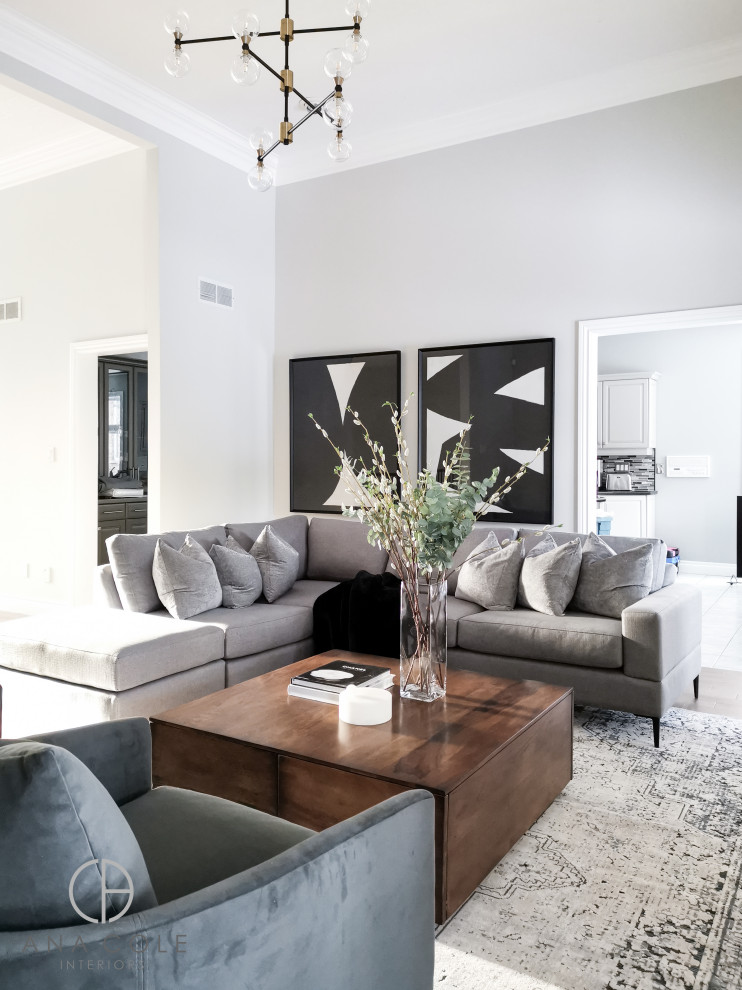 Идея дизайна: большая изолированная гостиная комната в скандинавском стиле с серыми стенами, светлым паркетным полом, горизонтальным камином, фасадом камина из штукатурки, телевизором на стене и коричневым полом