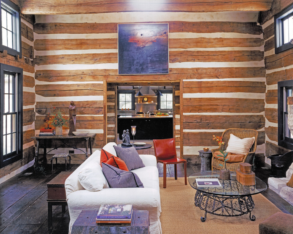 Immagine di un soggiorno rustico con pareti beige e parquet scuro