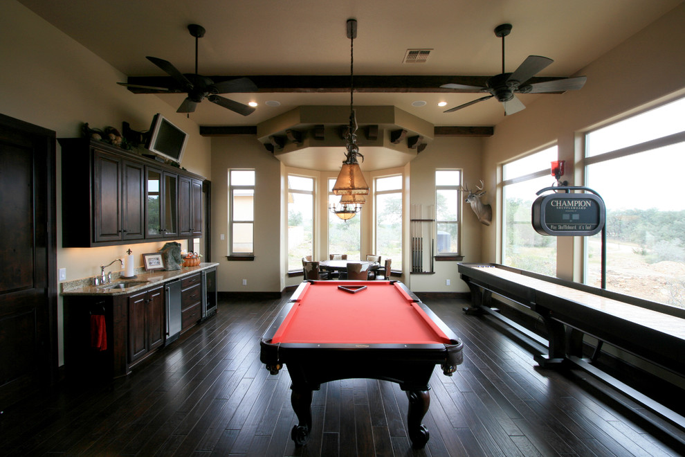 Großer, Abgetrennter Klassischer Hobbyraum ohne Kamin mit beiger Wandfarbe, dunklem Holzboden und braunem Boden in Austin
