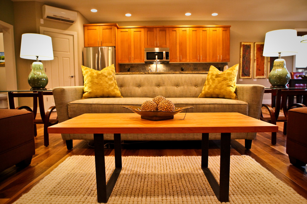 Ejemplo de sala de estar abierta contemporánea con paredes beige