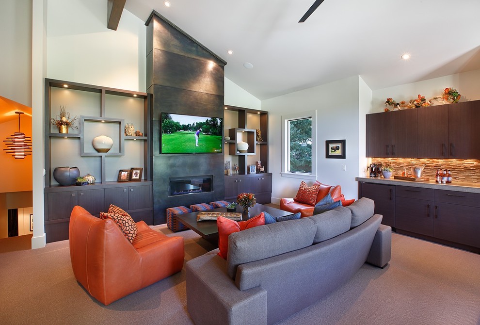 Ejemplo de sala de estar abierta contemporánea de tamaño medio con moqueta, chimenea lineal, marco de chimenea de metal, pared multimedia, paredes blancas, suelo marrón y alfombra