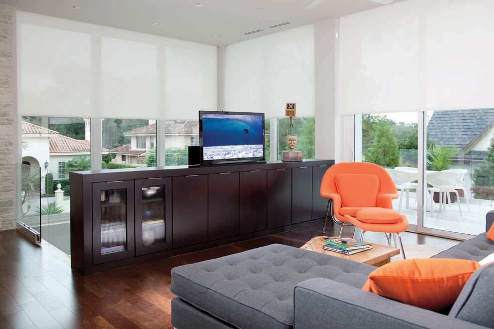 Modernes Wohnzimmer im Loft-Stil mit dunklem Holzboden und freistehendem TV in Orlando