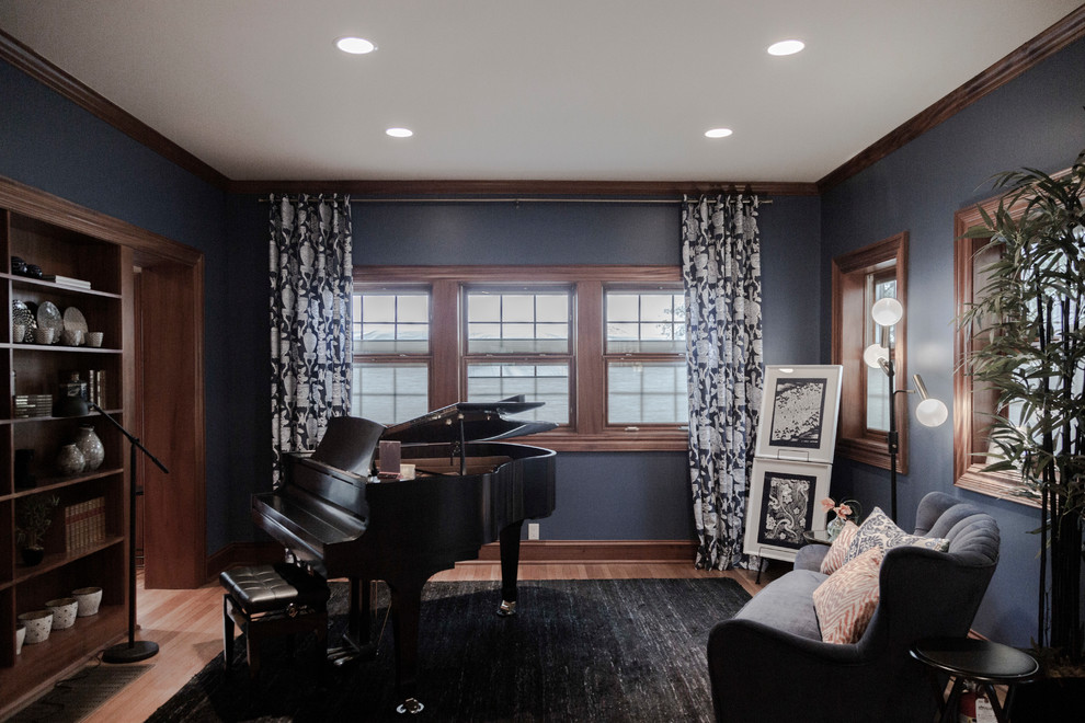 Idee per un soggiorno boho chic di medie dimensioni e chiuso con sala della musica, pareti blu, pavimento in legno massello medio e pavimento marrone