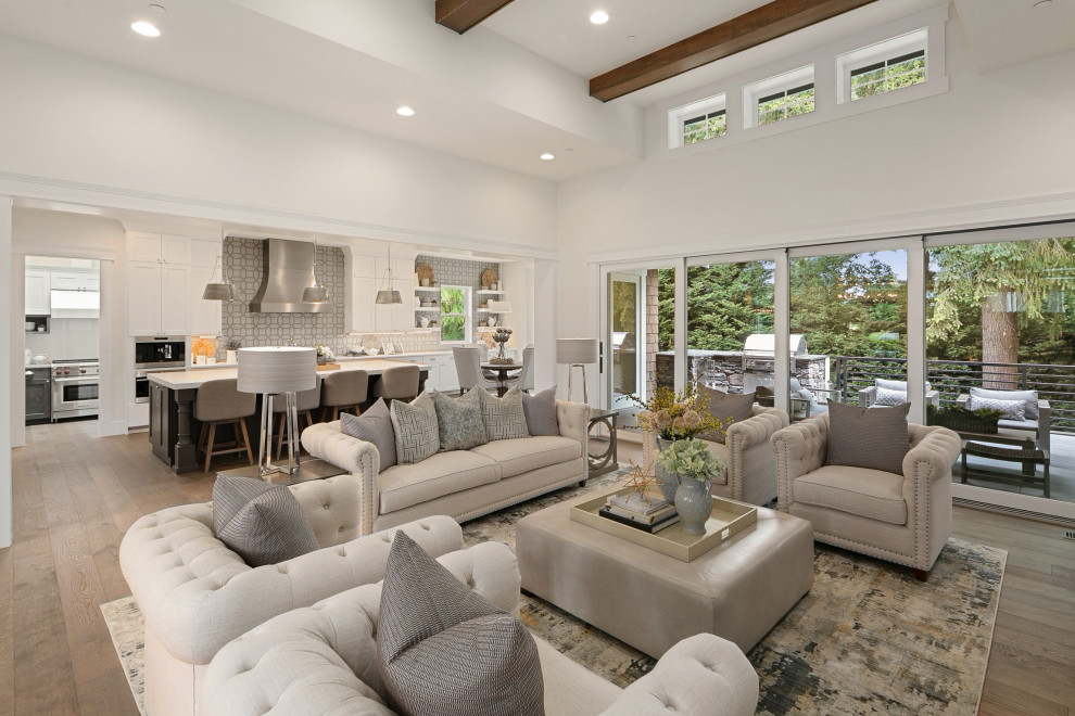 Foto di un grande soggiorno american style aperto con pareti bianche, pavimento in legno massello medio, pavimento marrone e travi a vista
