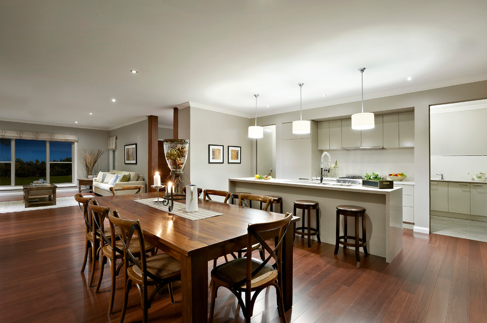Großes, Offenes Modernes Wohnzimmer mit beiger Wandfarbe und braunem Holzboden in Sydney