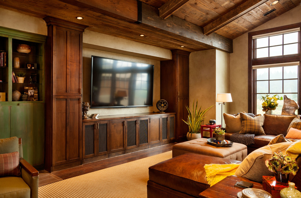 Esempio di un ampio soggiorno stile rurale con pareti beige, parquet scuro e TV a parete
