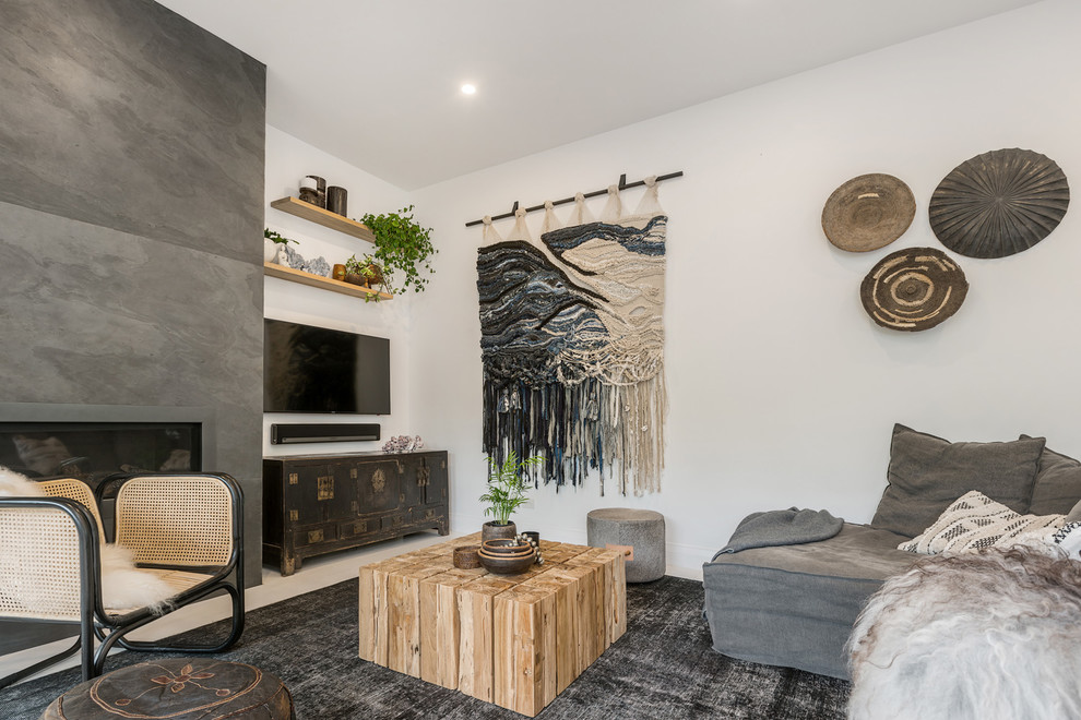 Foto de sala de estar abierta contemporánea de tamaño medio con paredes blancas, suelo de madera pintada, todas las chimeneas, marco de chimenea de piedra, pared multimedia y suelo blanco