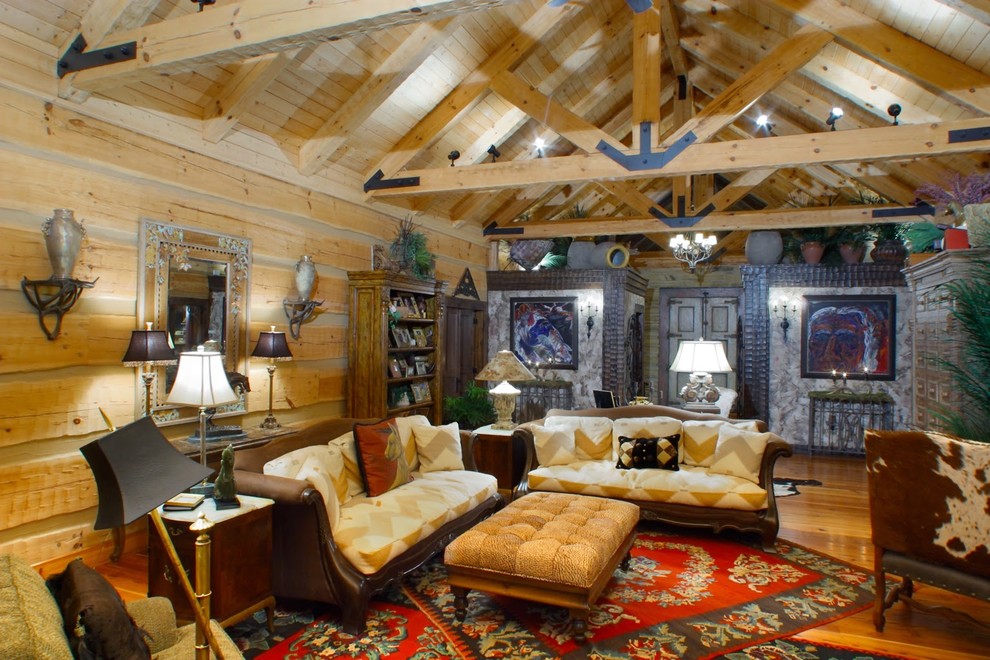 Modelo de sala de estar abierta rústica grande con paredes marrones y suelo de madera oscura
