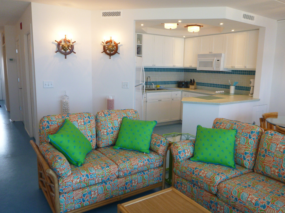 Immagine di un piccolo soggiorno stile marinaro aperto con pareti bianche, pavimento in linoleum, nessun camino e TV nascosta