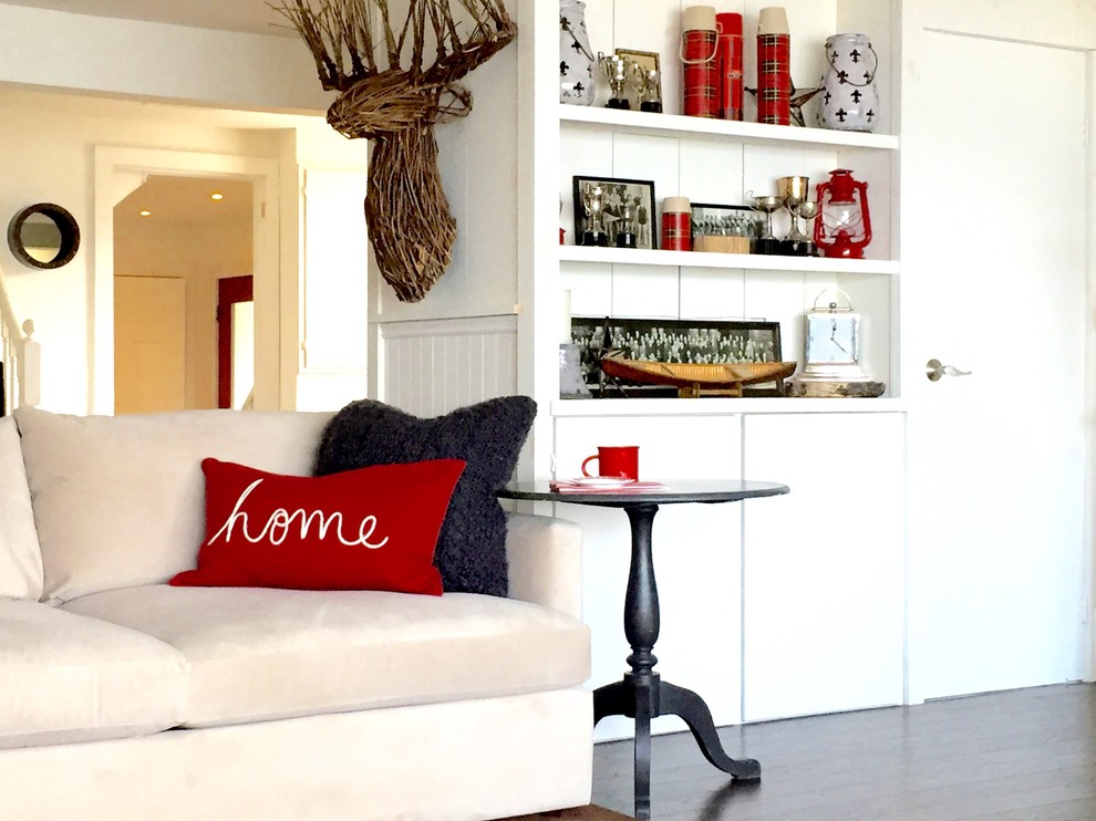 Mittelgroßes, Offenes Maritimes Wohnzimmer mit weißer Wandfarbe und dunklem Holzboden in Toronto