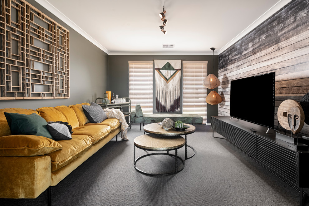 Идея дизайна: изолированная гостиная комната с домашним баром, коричневыми стенами, ковровым покрытием, отдельно стоящим телевизором и серым полом
