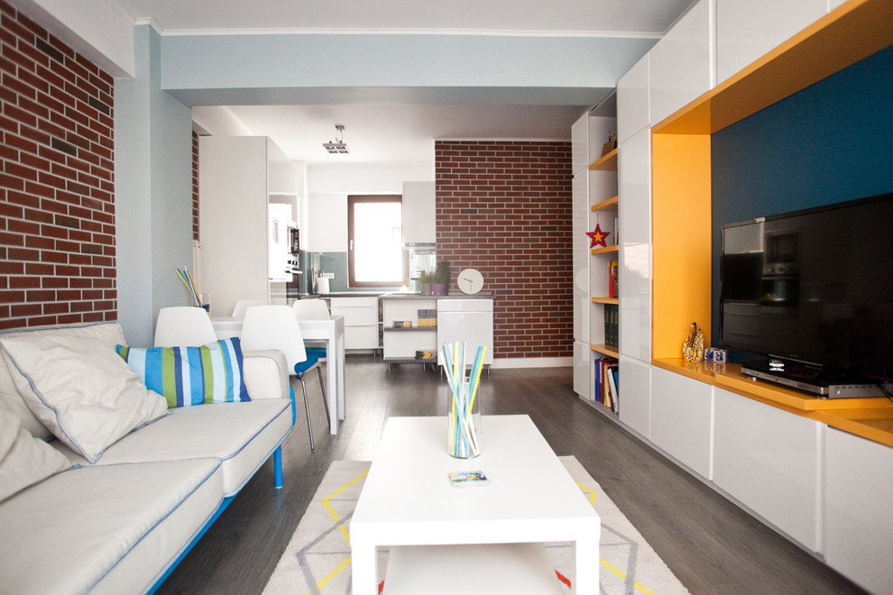Foto de sala de estar abierta nórdica de tamaño medio con paredes azules, suelo de madera clara y televisor independiente