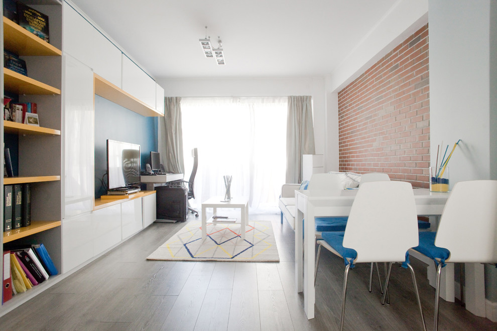 Réalisation d'une salle de séjour nordique de taille moyenne et ouverte avec un mur bleu, parquet clair et un téléviseur indépendant.