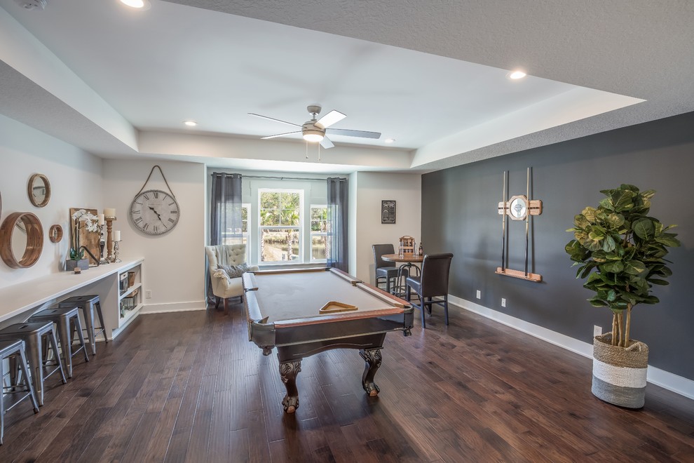 Стильный дизайн: гостиная комната в стиле неоклассика (современная классика) с серыми стенами, темным паркетным полом и коричневым полом - последний тренд