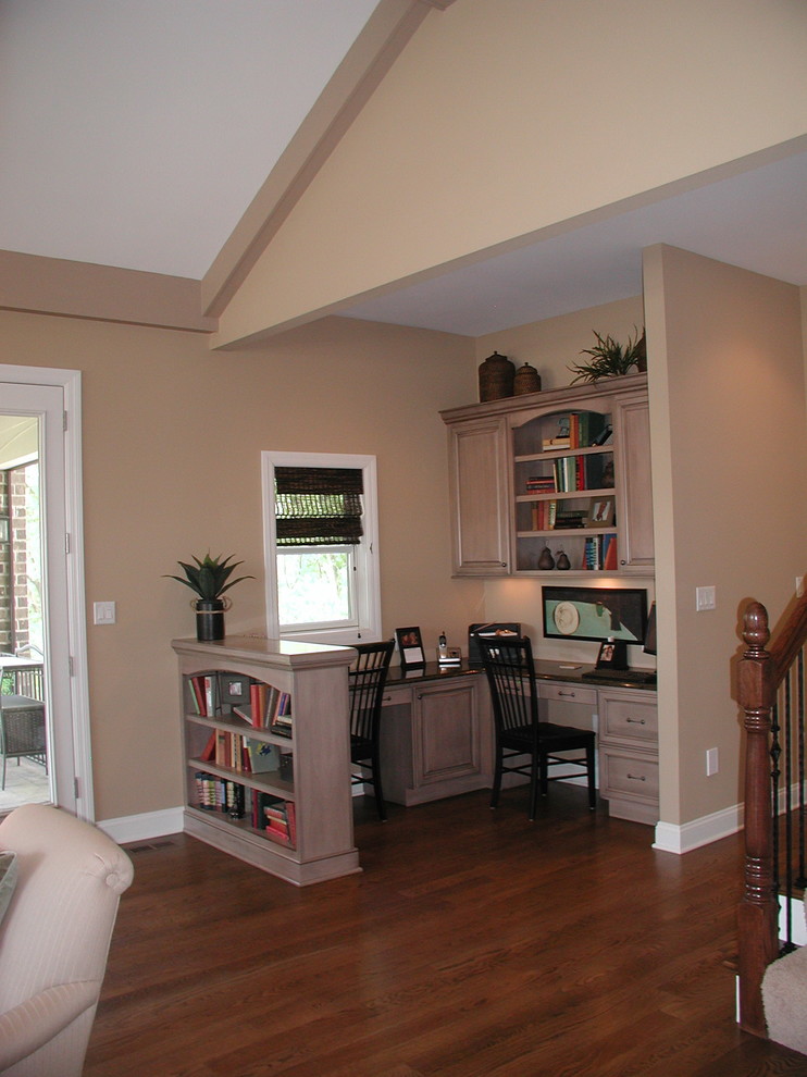 Modelo de sala de estar abierta contemporánea pequeña con paredes beige y suelo de madera en tonos medios