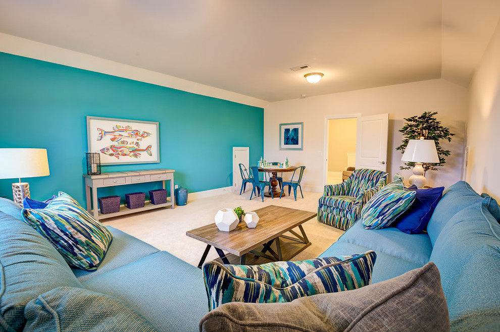 На фото: изолированная гостиная комната в стиле неоклассика (современная классика) с синими стенами без камина с