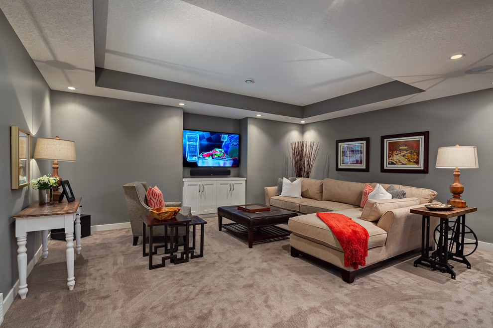 Diseño de sala de estar cerrada tradicional renovada grande con paredes grises, moqueta y televisor colgado en la pared