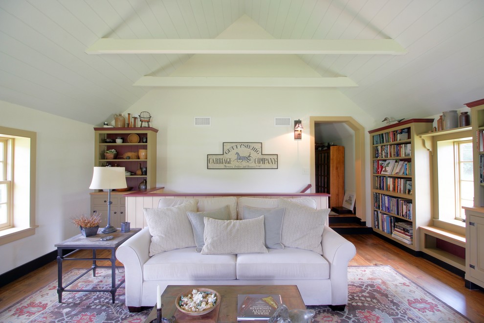 Exemple d'une salle de séjour chic ouverte avec un mur blanc, un sol en bois brun, un sol marron, une cheminée standard, un manteau de cheminée en plâtre et aucun téléviseur.