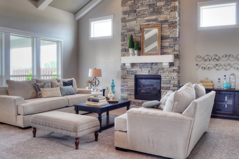 Großes, Offenes Klassisches Wohnzimmer mit grauer Wandfarbe, Teppichboden, Kamin, Kaminumrandung aus Stein und TV-Wand in Boise