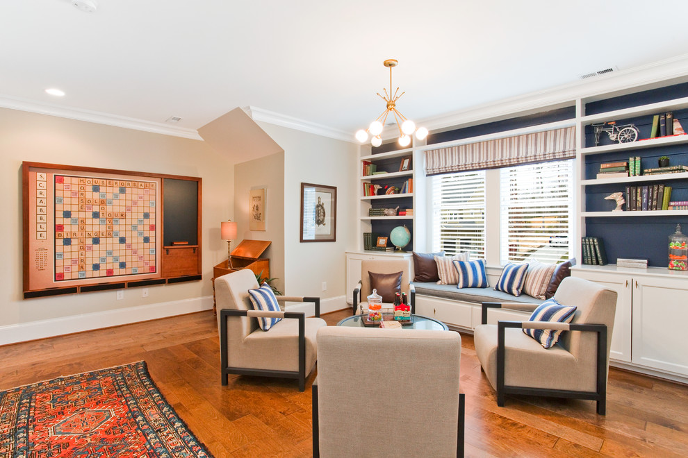 Esempio di un soggiorno chic con pareti beige, pavimento in legno massello medio e pavimento marrone
