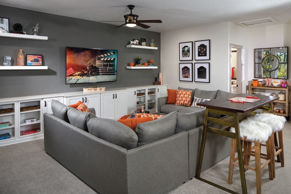 Diseño de sala de estar clásica renovada con paredes blancas, moqueta, televisor colgado en la pared y suelo gris