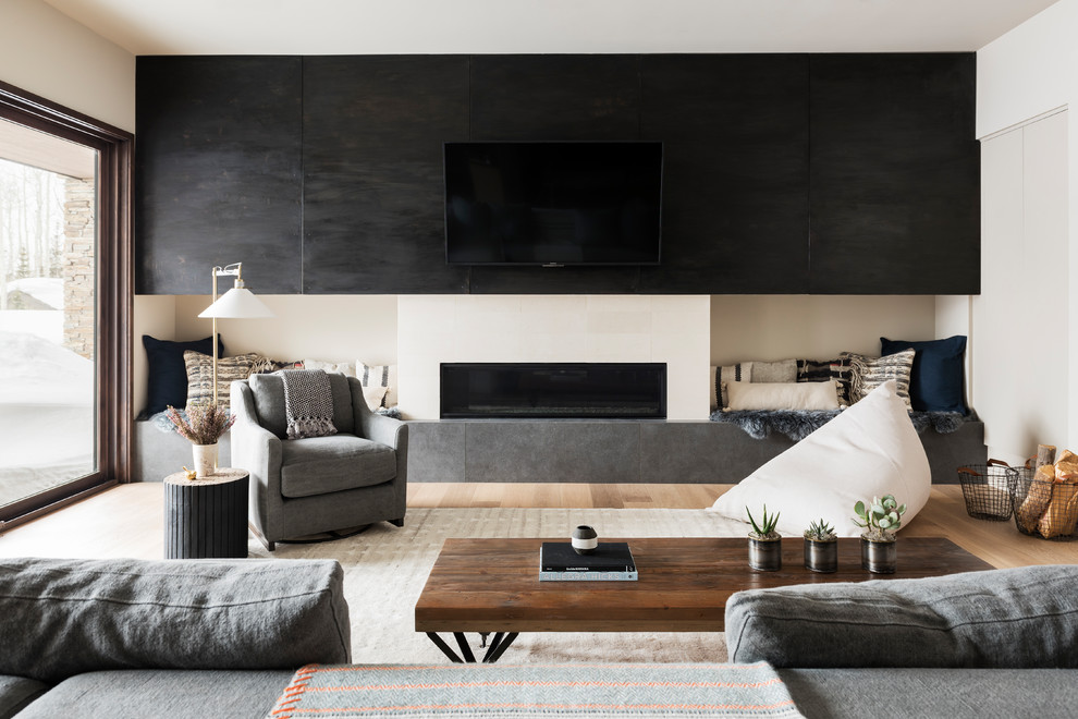 Großes, Offenes Modernes Wohnzimmer mit Hausbar, beiger Wandfarbe, braunem Holzboden, Kamin, Kaminumrandung aus Metall, TV-Wand und beigem Boden in Salt Lake City