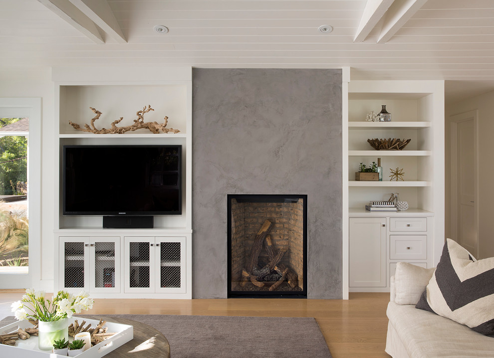 Idée de décoration pour une salle de séjour marine avec un mur blanc, parquet clair, une cheminée standard et un téléviseur encastré.