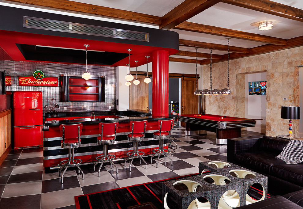 Стильный дизайн: огромная открытая гостиная комната в стиле фьюжн с домашним баром, бежевыми стенами, разноцветным полом, полом из керамогранита и телевизором на стене без камина - последний тренд