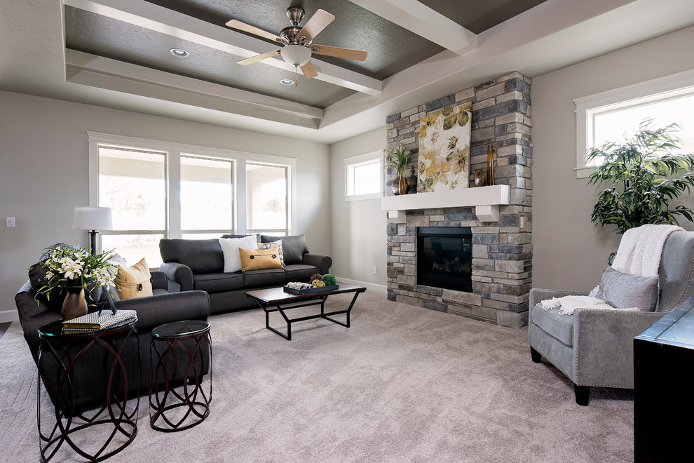 Ejemplo de sala de estar abierta tradicional renovada de tamaño medio con paredes grises, moqueta, todas las chimeneas y marco de chimenea de piedra