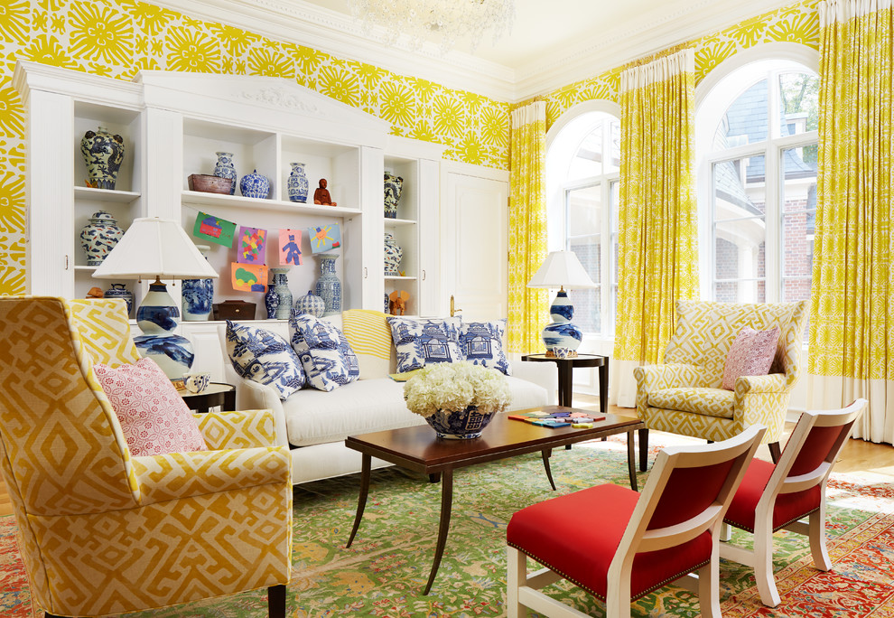 Источник вдохновения для домашнего уюта: гостиная комната в стиле неоклассика (современная классика) с с книжными шкафами и полками, желтыми стенами, светлым паркетным полом и зеленым полом