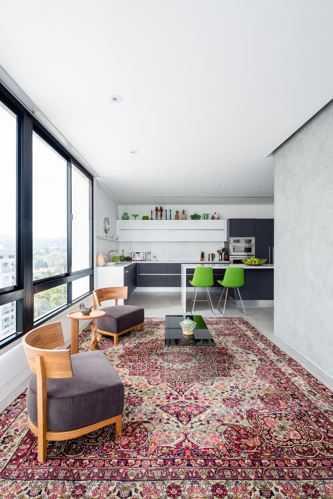 Пример оригинального дизайна: маленькая открытая гостиная комната в современном стиле с белыми стенами, ковровым покрытием и ковром на полу без телевизора для на участке и в саду