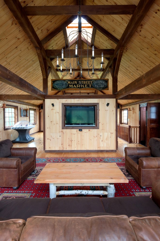 Foto di un soggiorno classico aperto con pareti beige, pavimento in legno massello medio, TV a parete e sala giochi