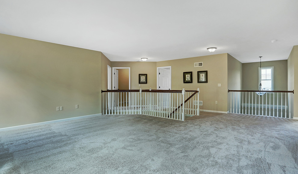 Exemple d'une grande salle de séjour mansardée ou avec mezzanine craftsman avec un mur beige, moquette, aucune cheminée, aucun téléviseur et un sol noir.