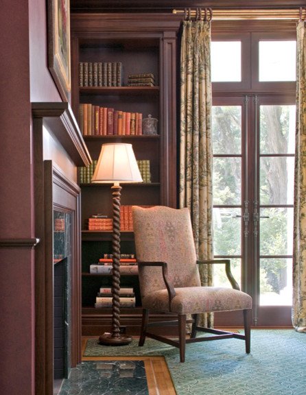 Kleine, Fernseherlose, Abgetrennte Klassische Bibliothek mit brauner Wandfarbe, Teppichboden, Kamin und Kaminumrandung aus Holz in Sonstige