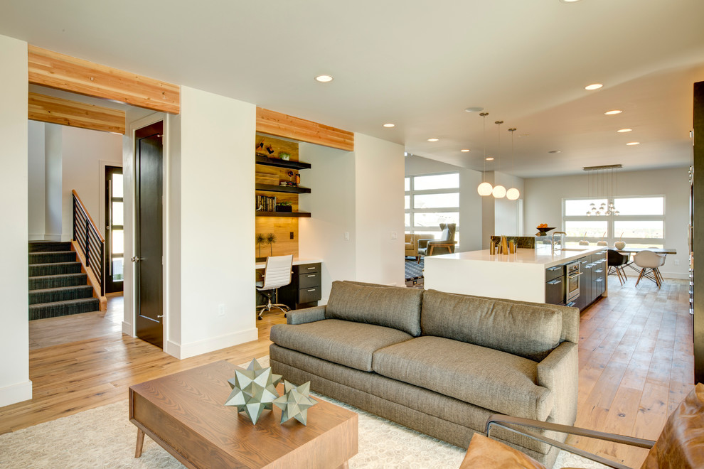 Foto di un soggiorno classico di medie dimensioni e aperto con pareti bianche, parquet chiaro e TV a parete