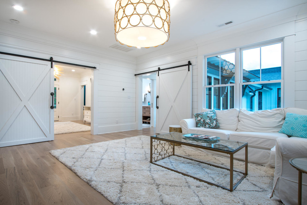 Großes, Abgetrenntes Landhausstil Wohnzimmer mit weißer Wandfarbe, hellem Holzboden und beigem Boden in Raleigh