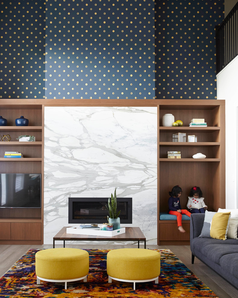 Imagen de sala de estar actual con paredes multicolor, suelo de madera en tonos medios y chimenea lineal