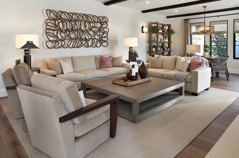 Klassisches Wohnzimmer mit weißer Wandfarbe, braunem Boden, braunem Holzboden, Kamin und Kaminumrandung aus Stein in Orange County