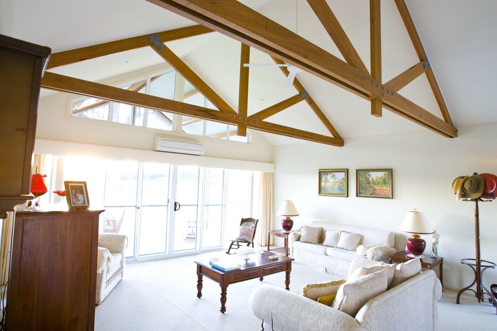 Idee per un soggiorno classico di medie dimensioni e aperto con pareti bianche, moquette, pavimento beige e travi a vista