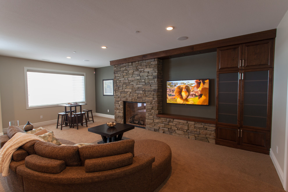 Imagen de sala de estar con barra de bar abierta clásica renovada con moqueta, todas las chimeneas, marco de chimenea de piedra, pared multimedia y paredes grises