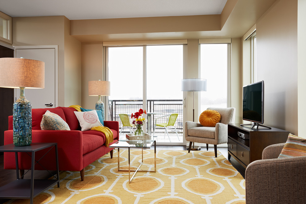 Mittelgroßes, Abgetrenntes Modernes Wohnzimmer ohne Kamin mit beiger Wandfarbe und freistehendem TV in Minneapolis