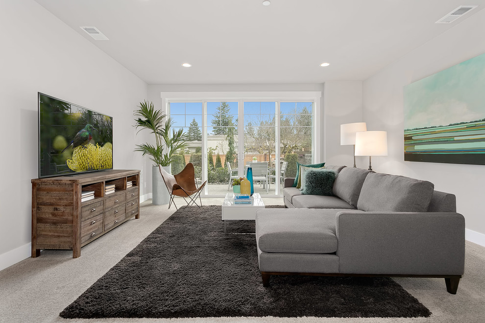 Свежая идея для дизайна: большая изолированная гостиная комната в стиле кантри с серыми стенами, ковровым покрытием, отдельно стоящим телевизором и серым полом - отличное фото интерьера