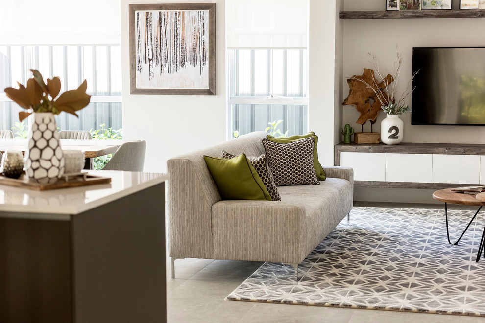 Modelo de sala de estar abierta actual grande con paredes blancas, suelo de baldosas de cerámica y pared multimedia