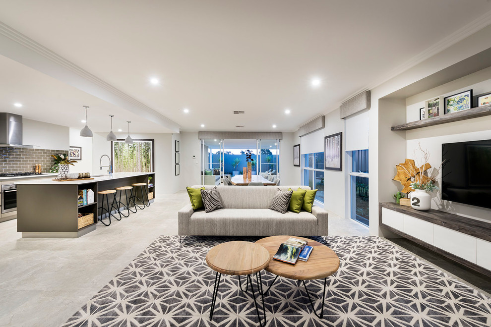 Ejemplo de sala de estar abierta contemporánea grande con paredes blancas, suelo de baldosas de cerámica y pared multimedia