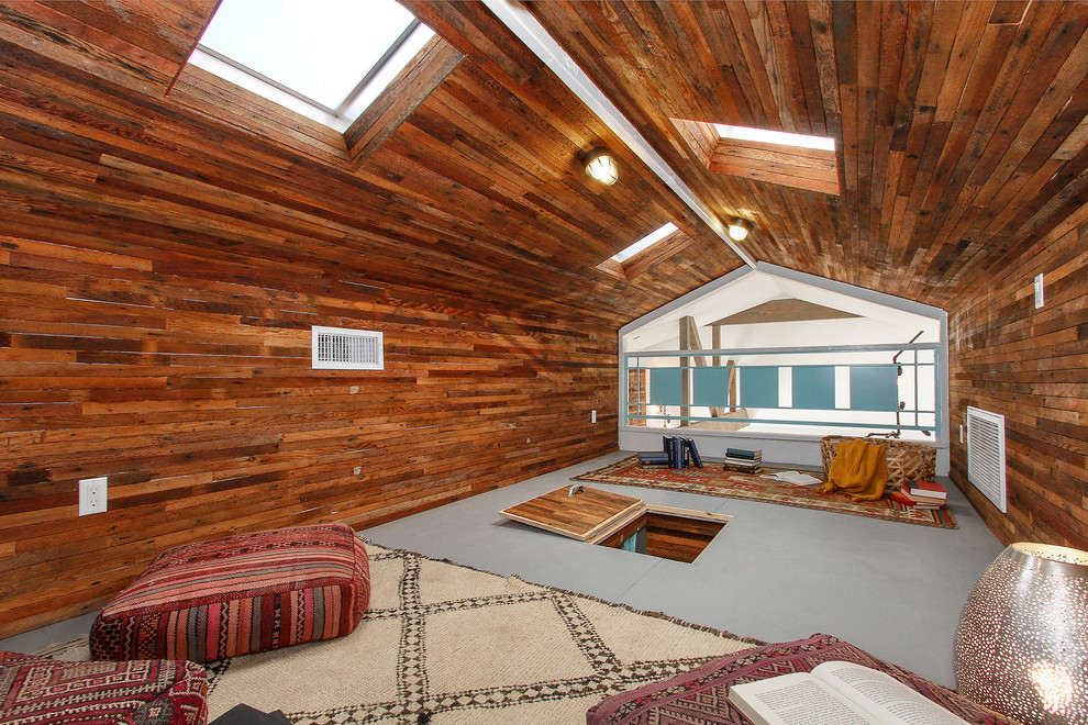 На фото: двухуровневая гостиная комната в стиле кантри с коричневыми стенами и серым полом с