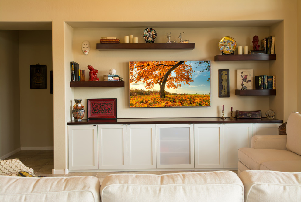 Mittelgroßes, Offenes Modernes Wohnzimmer ohne Kamin mit beiger Wandfarbe, Keramikboden, TV-Wand und braunem Boden in Phoenix