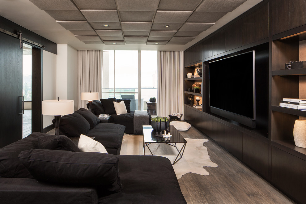 Modernes Wohnzimmer ohne Kamin mit dunklem Holzboden, Multimediawand und braunem Boden in Los Angeles
